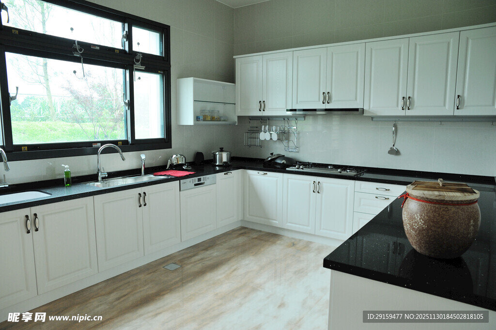 现代简约风格的明亮厨房