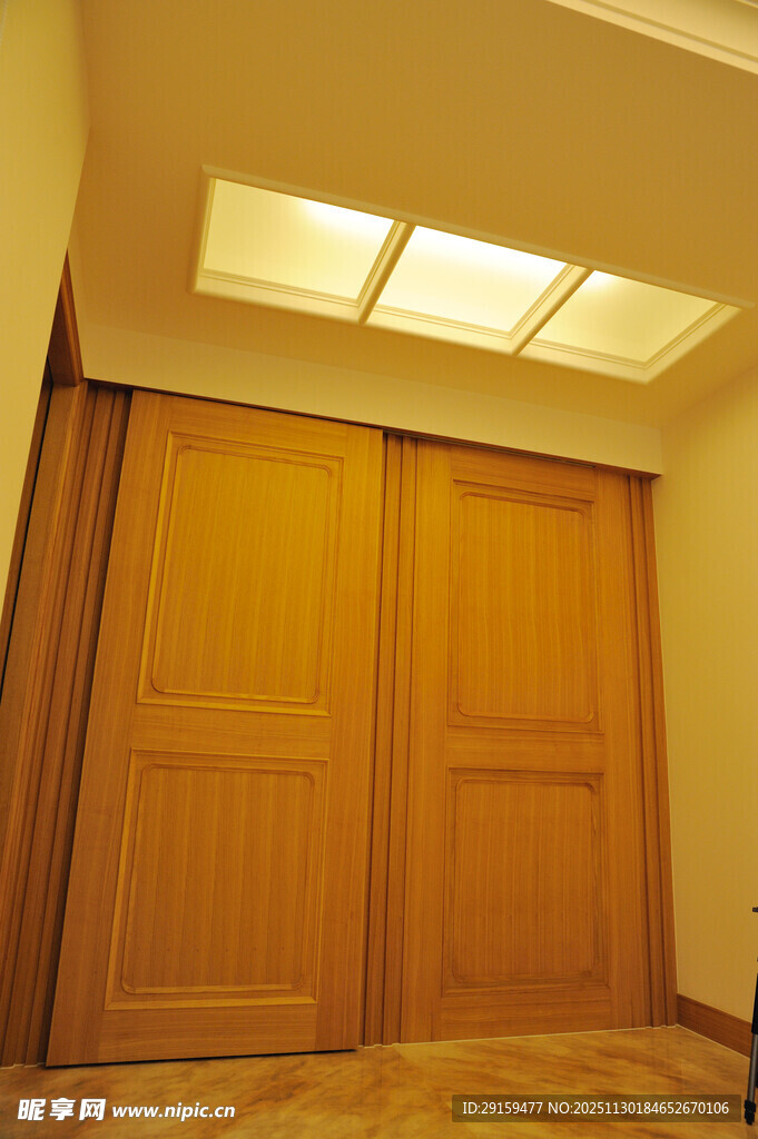 木质双开门衣柜室内一角