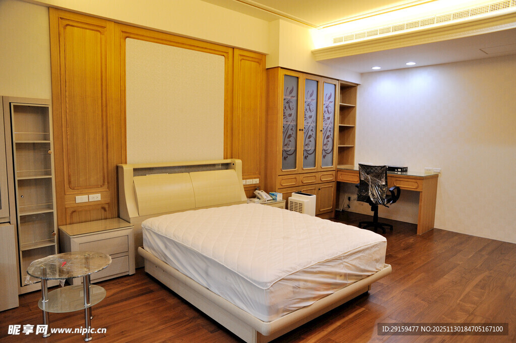 现代简约风格温馨卧室空间