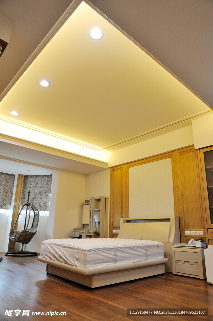 现代简约风格温馨卧室