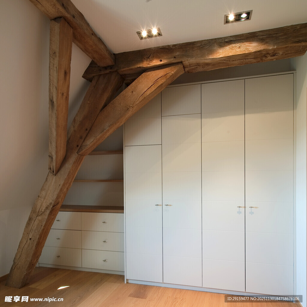 木质横梁下的简约白色衣柜