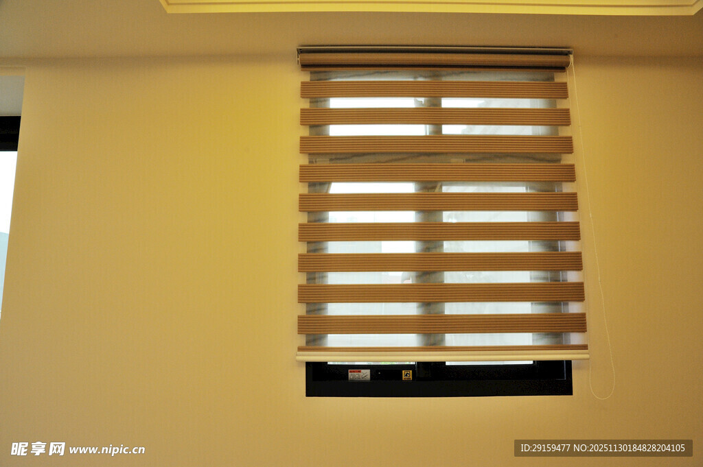 简约木质百叶窗室内一角