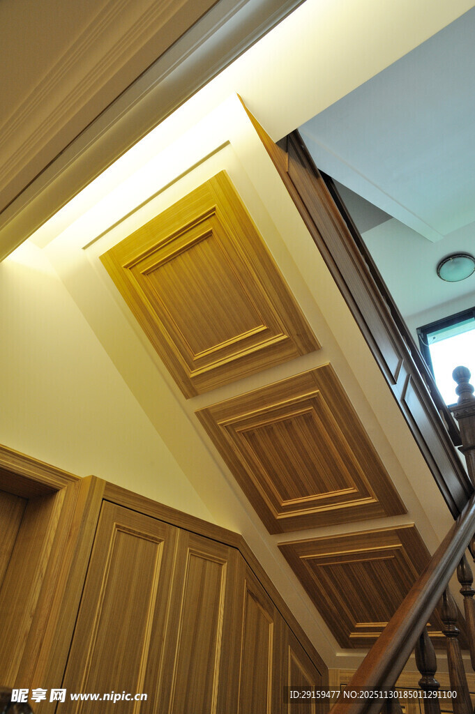 木质楼梯间的温馨角落