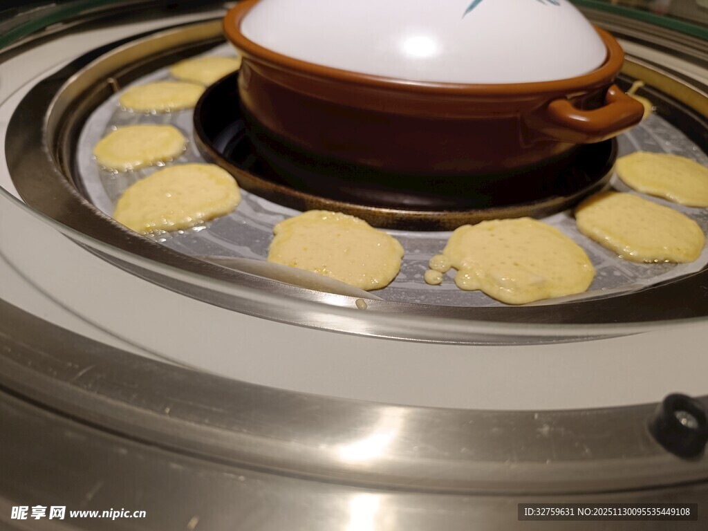 锅中煎制的美味小饼
