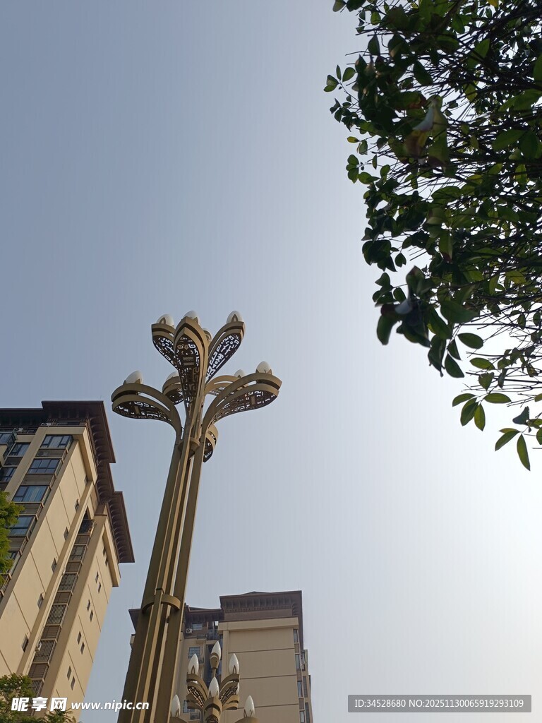 城市中的独特艺术路灯