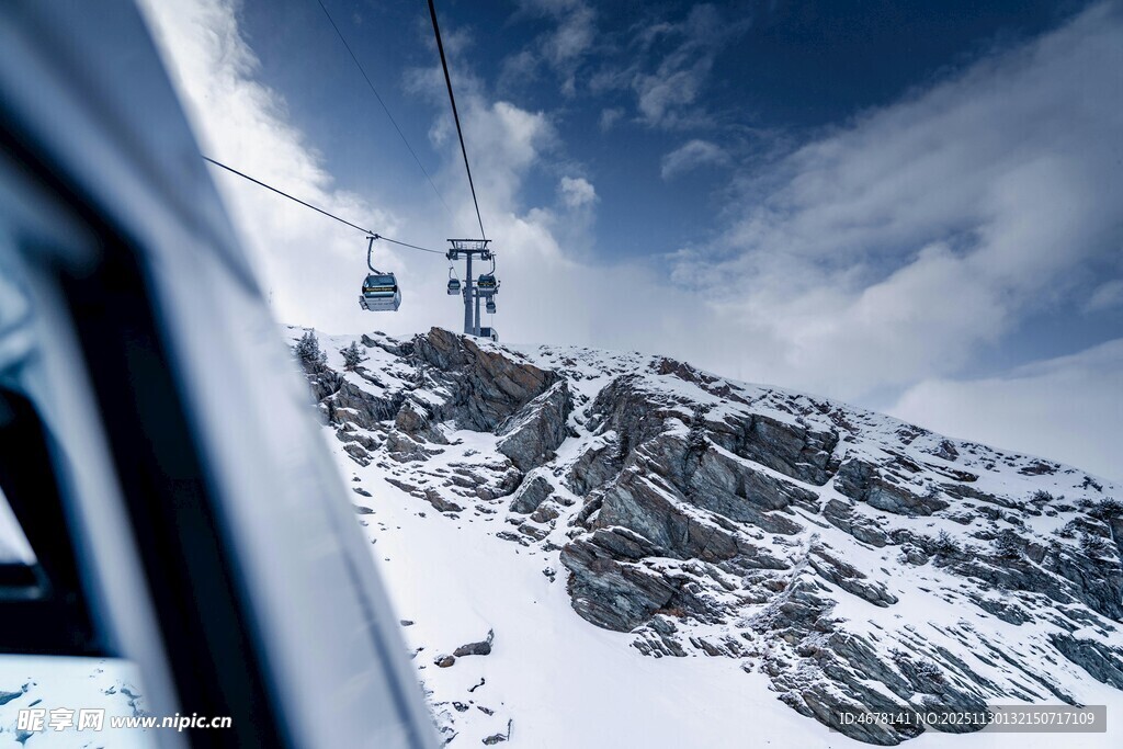 缆车视角下的雪山美景