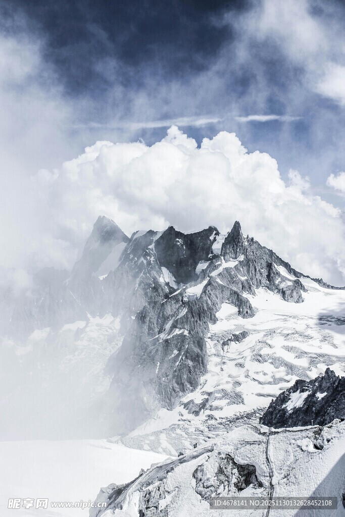 雪山云雾缭绕壮丽景观
