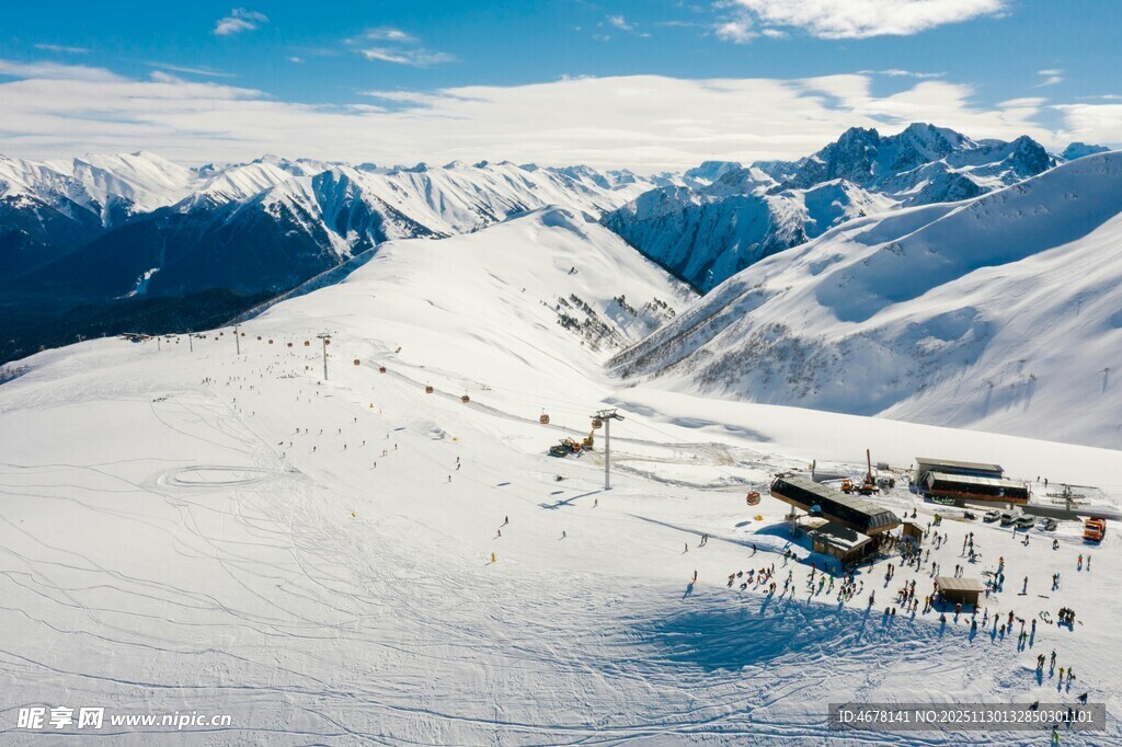 雪山滑雪场景观