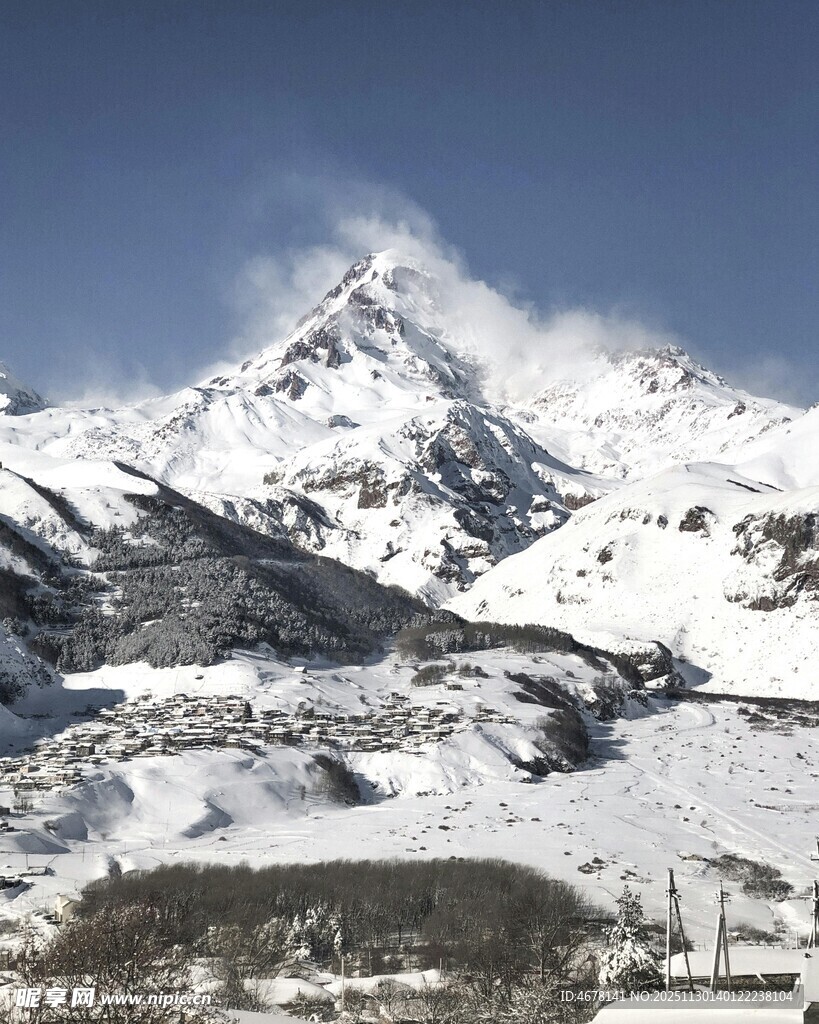 巍峨雪山壮丽景致