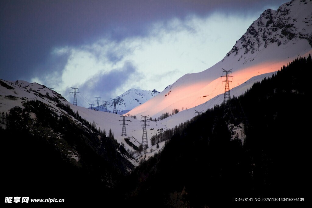 雪山黄昏美景