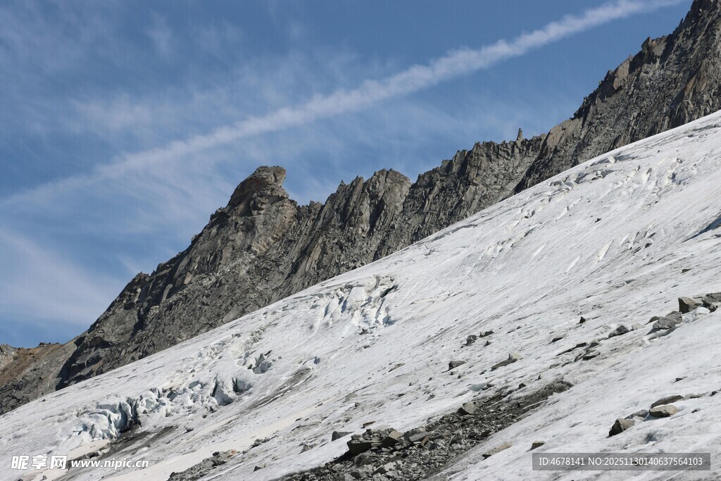 雪山峻岭壮丽风光