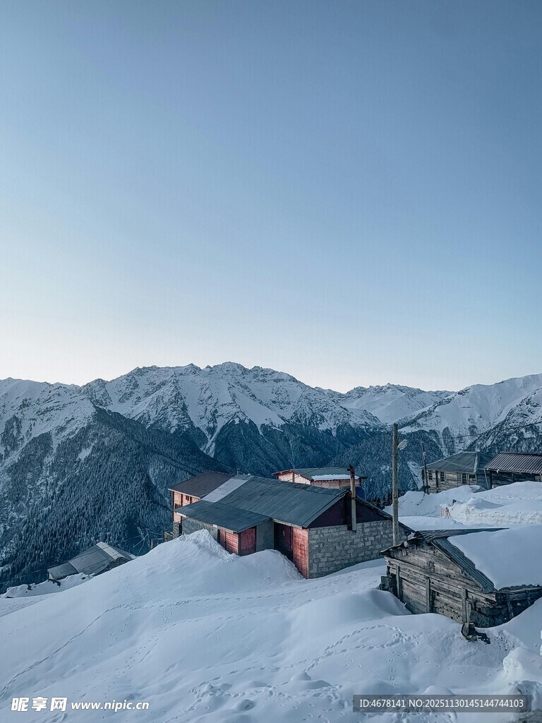 雪山之巅的静谧小屋
