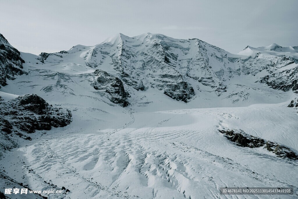 雪山壮丽雪景俯瞰图