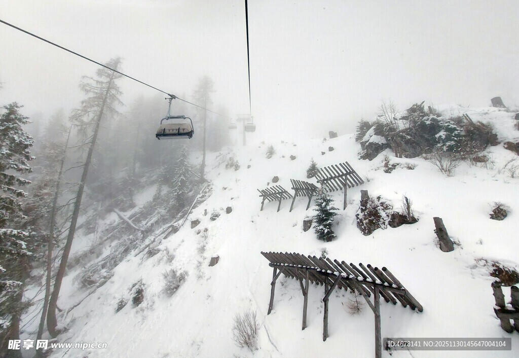 雪中山间缆车美景