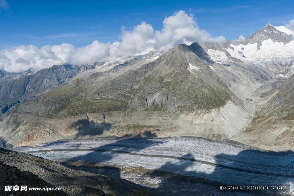 壮丽雪山山谷美景