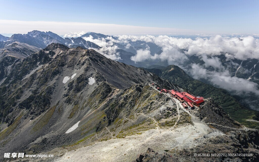 高山之巅的红色建筑奇观