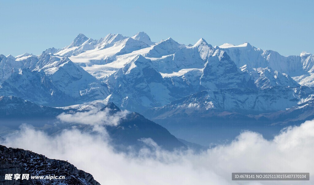 雪山云海壮丽景观