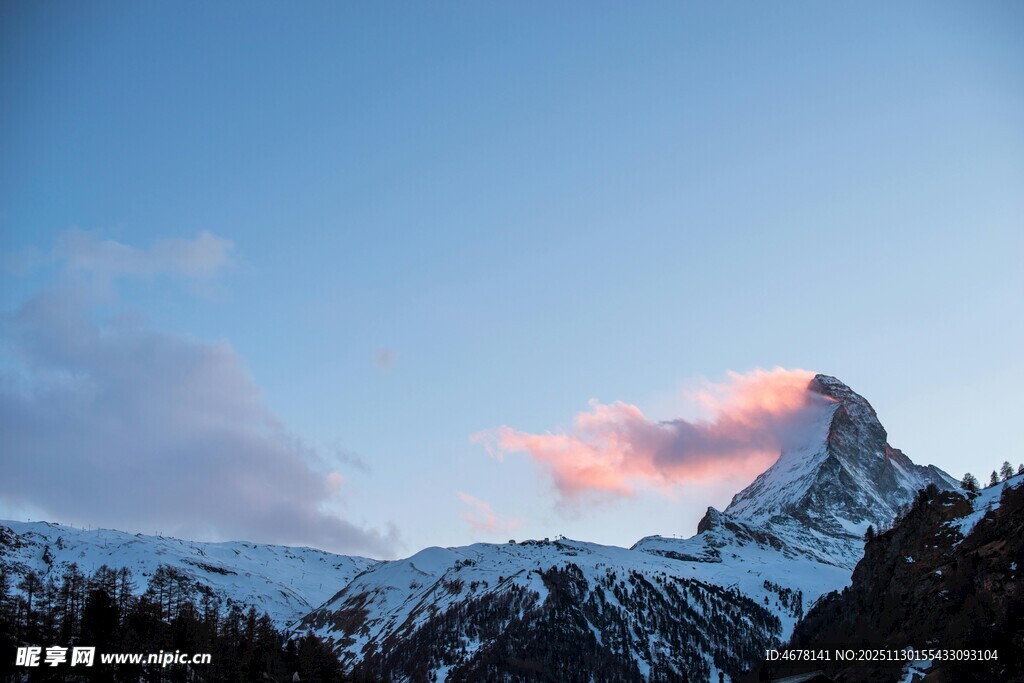 雪山之巅的梦幻粉色霞光