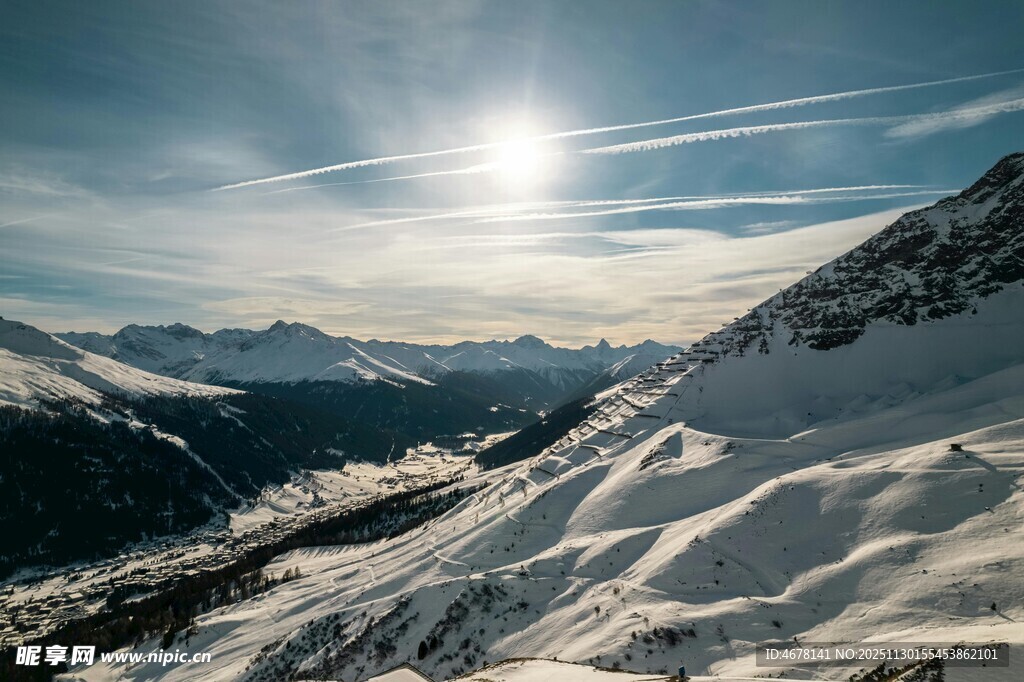 雪山暖阳下的壮丽景致