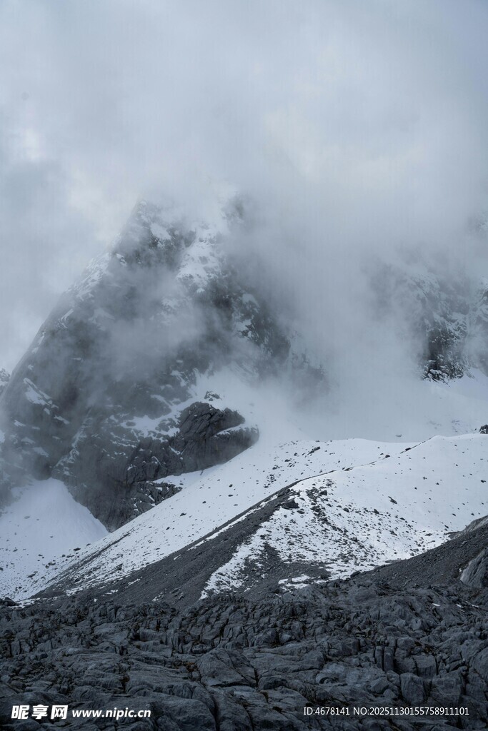 云雾缭绕的雪山美景