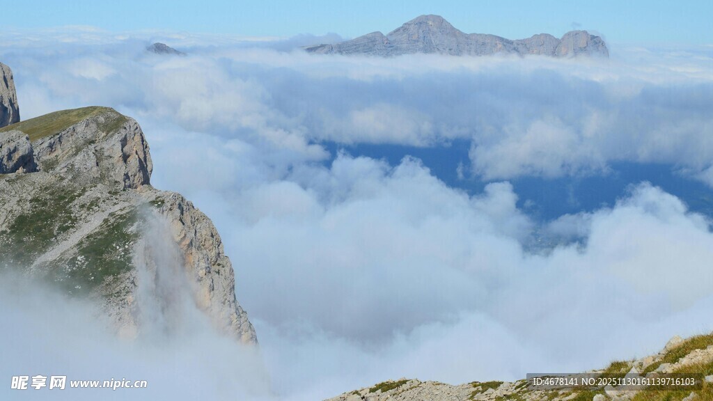 云海中的壮丽山景