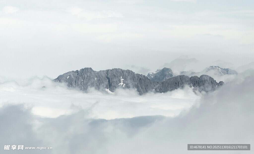 云雾缭绕中的巍峨山峰