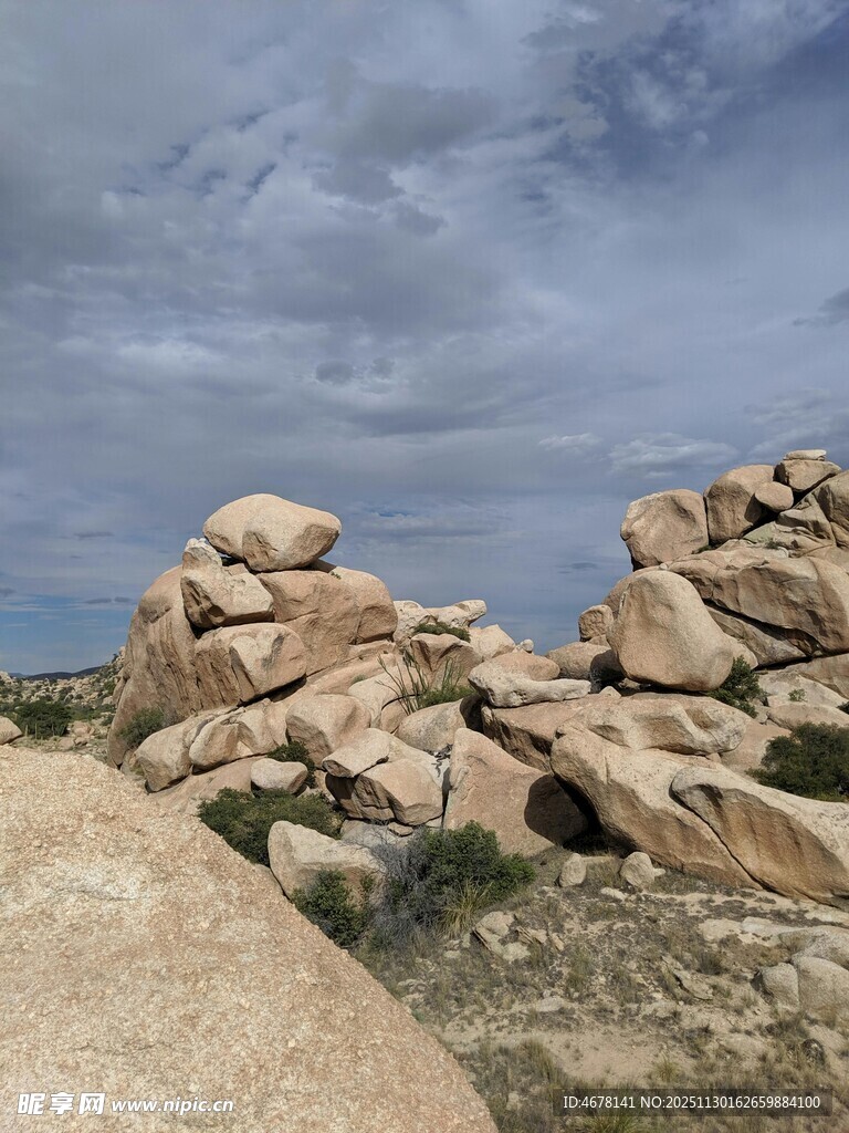 荒野中的嶙峋巨石