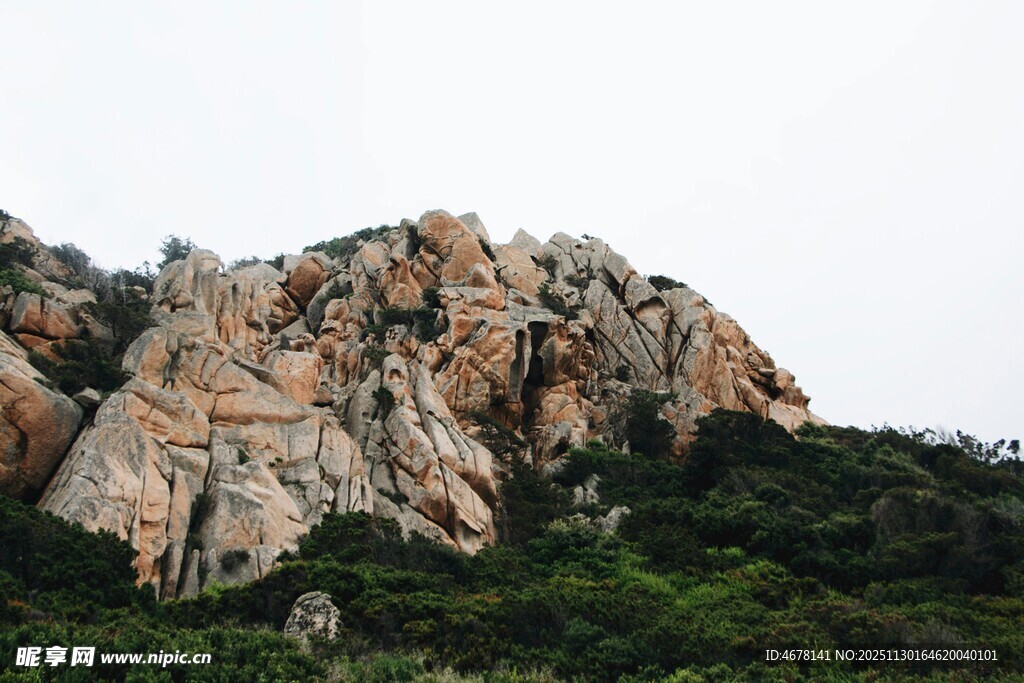 巍峨石山绿意环绕