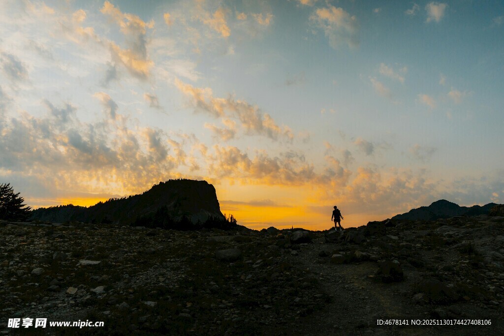 日落旷野中的孤独身影
