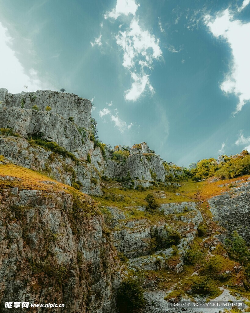 壮丽山景蓝天白云下的岩石