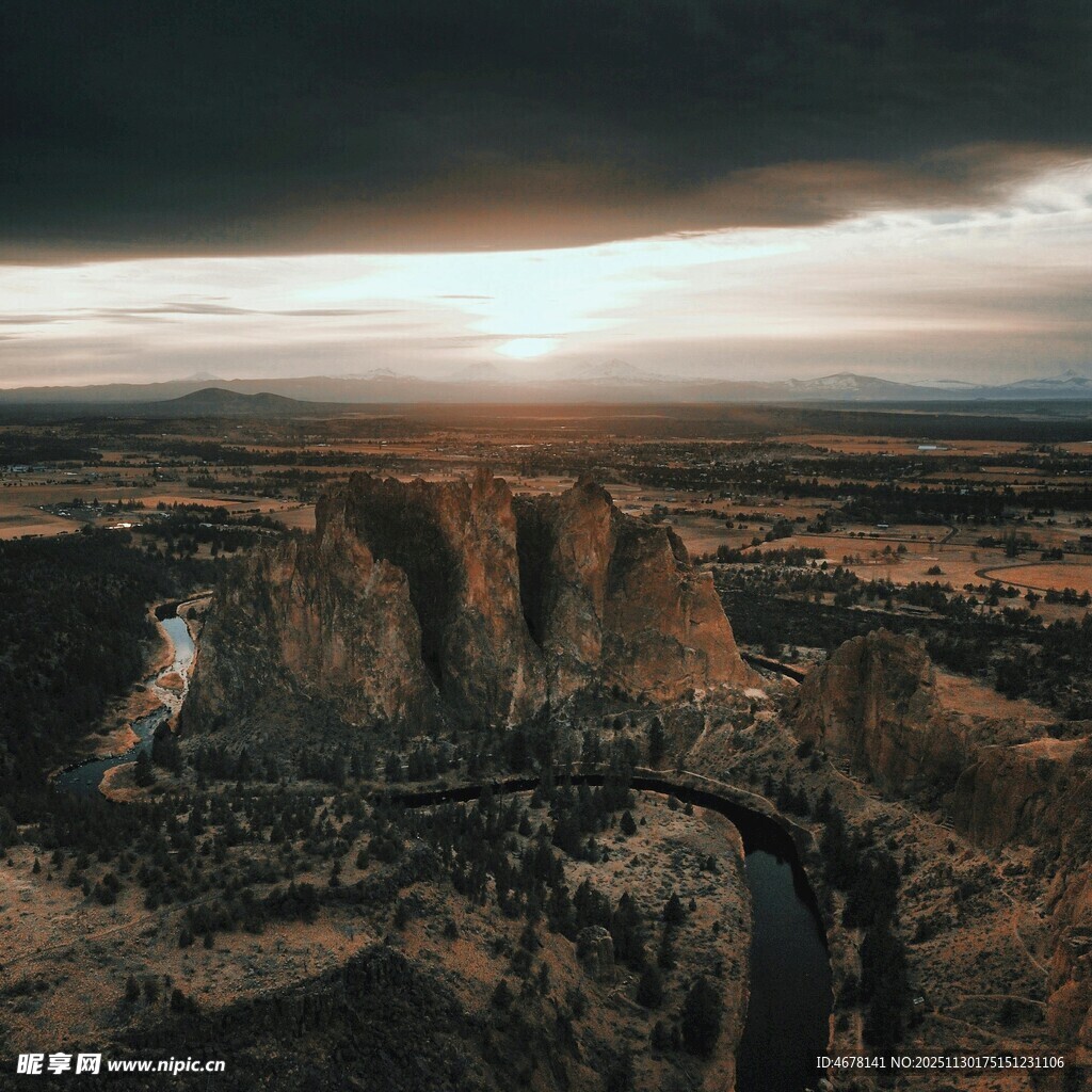 壮丽峡谷日落景观