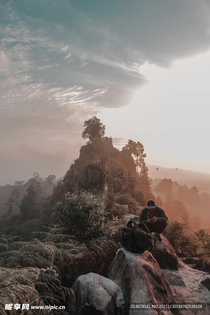 黄昏下的山顶露营者