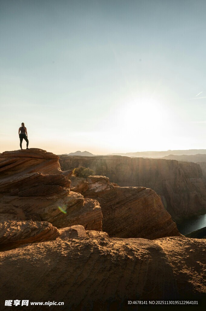 山顶二人赏景美好瞬间