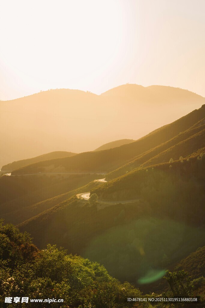 山间日出美景绿意盎然