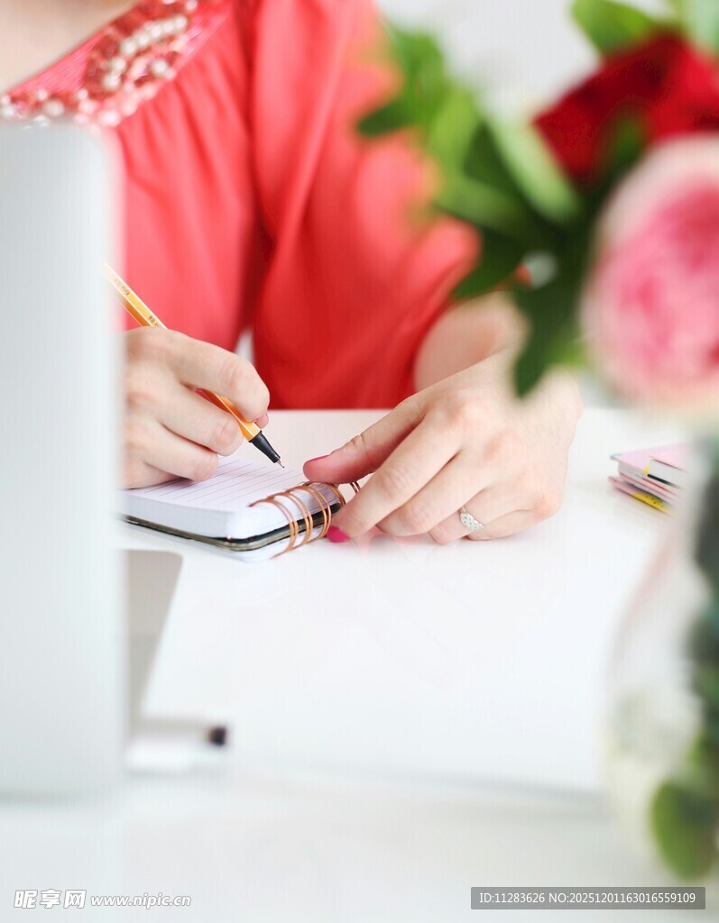 女性桌边书写记录美好时刻