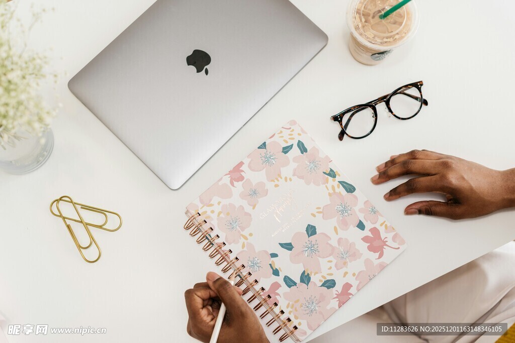 创意办公桌面与手账场景