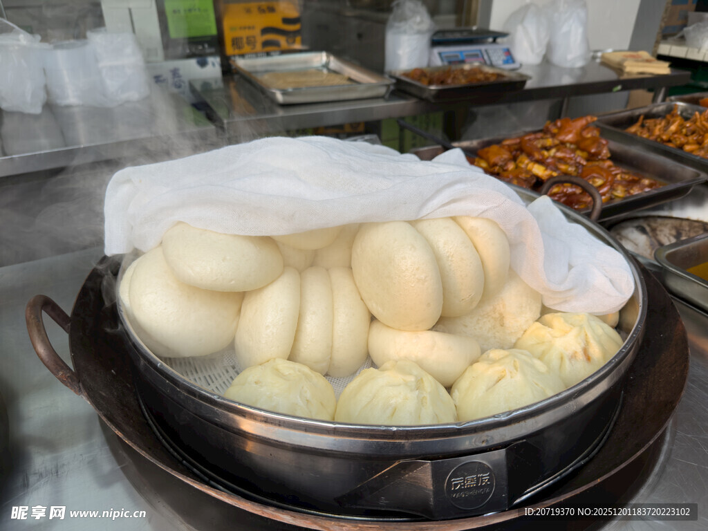 蒸笼里的美味白面馒头