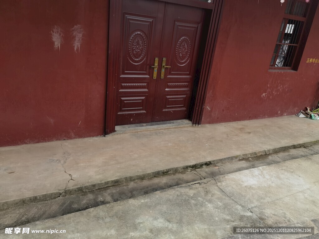 红墙前的深棕色双开门
