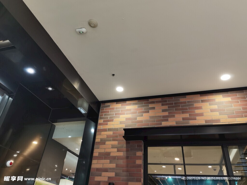 现代风格店铺内部一角