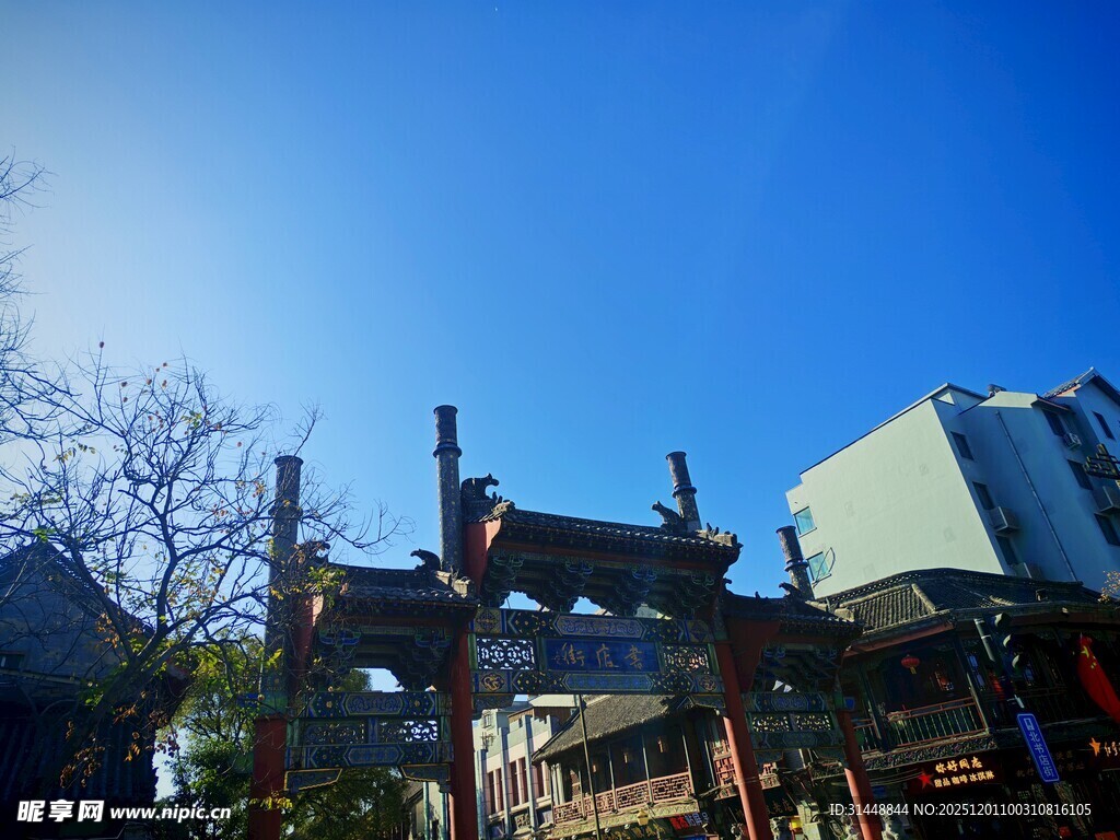 中式牌楼与现代建筑相映