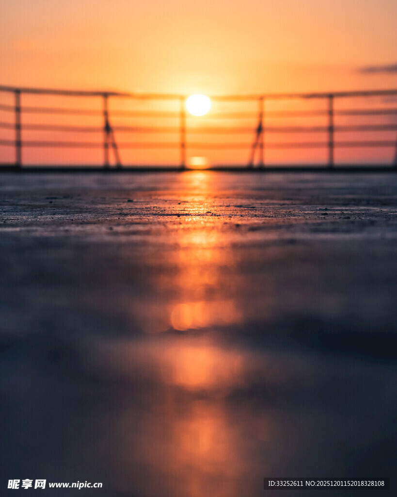 夕阳下的海边栈桥美景