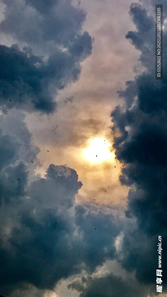 夕阳穿透云层的壮丽景象