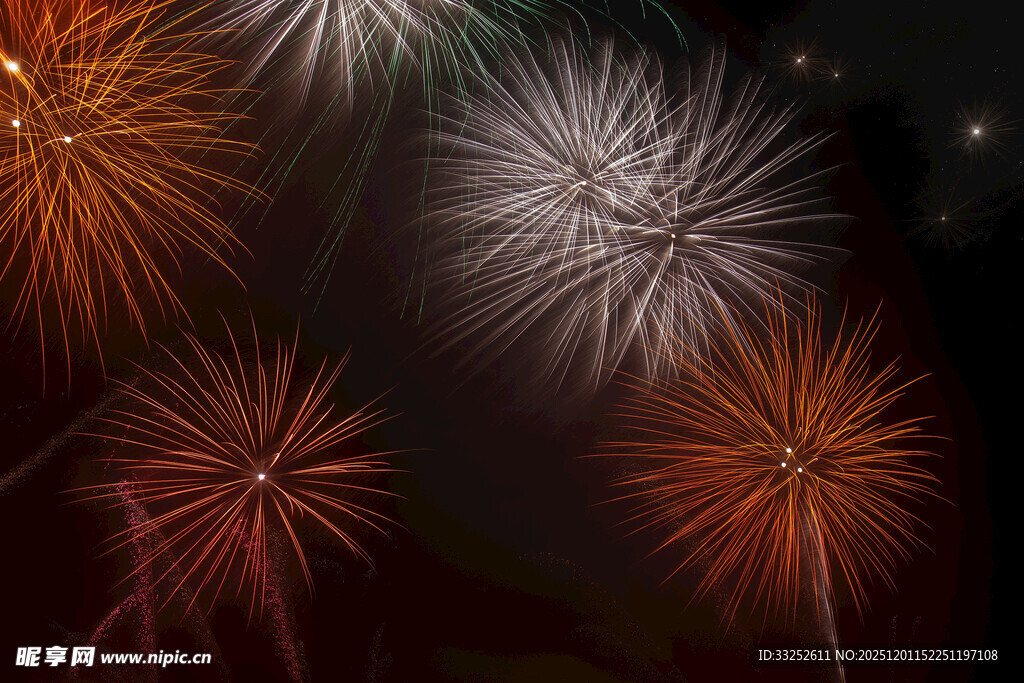 夜空中绚烂的多彩烟花