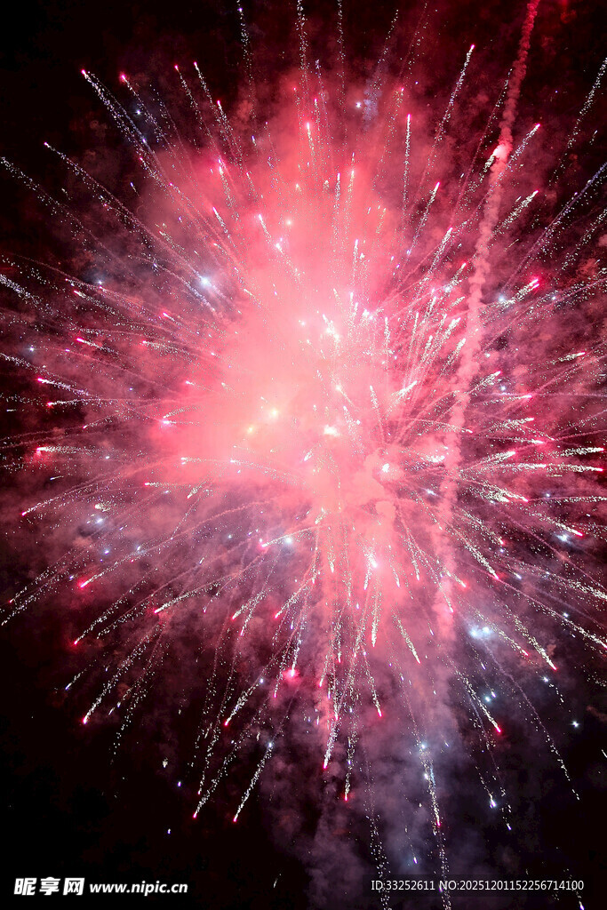 绚丽绽放的多彩烟花