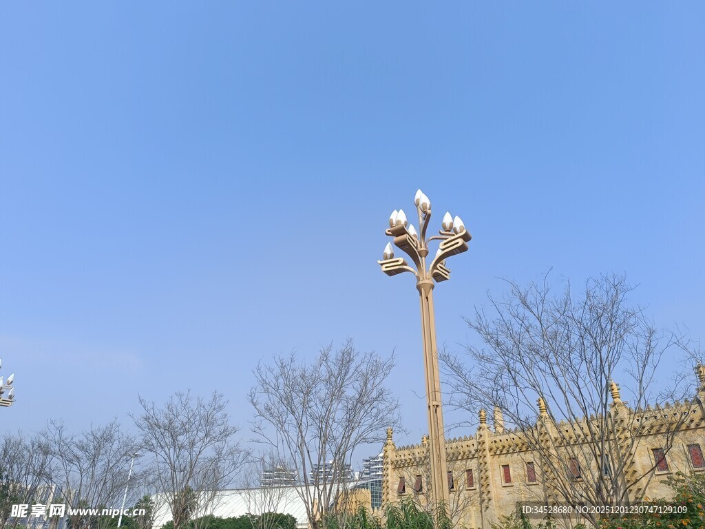 高杆路灯矗立蓝天之下