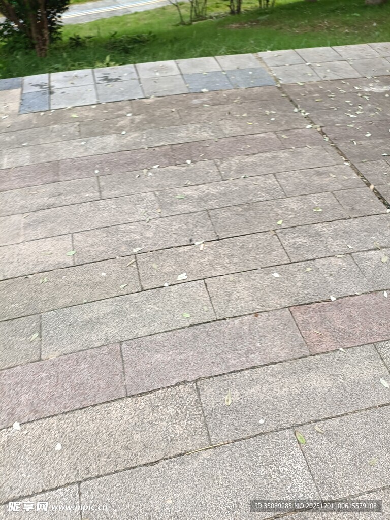 户外灰色砖石铺就地面