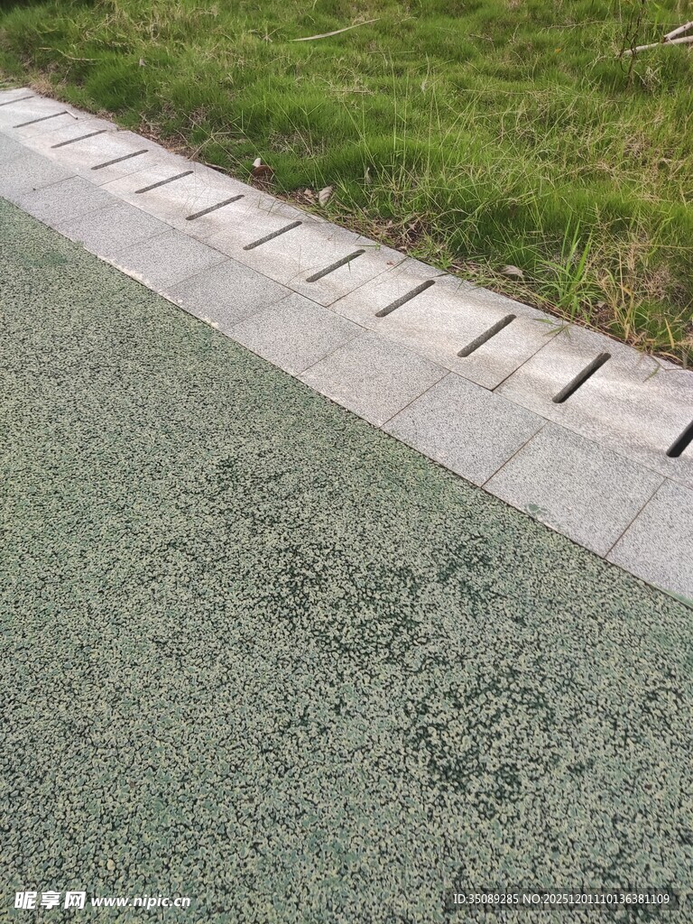 路边排水口与沥青路面