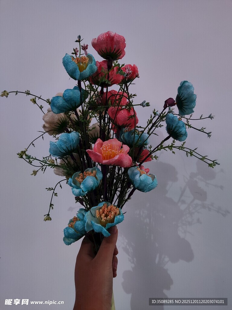 手捧多彩仿真花束