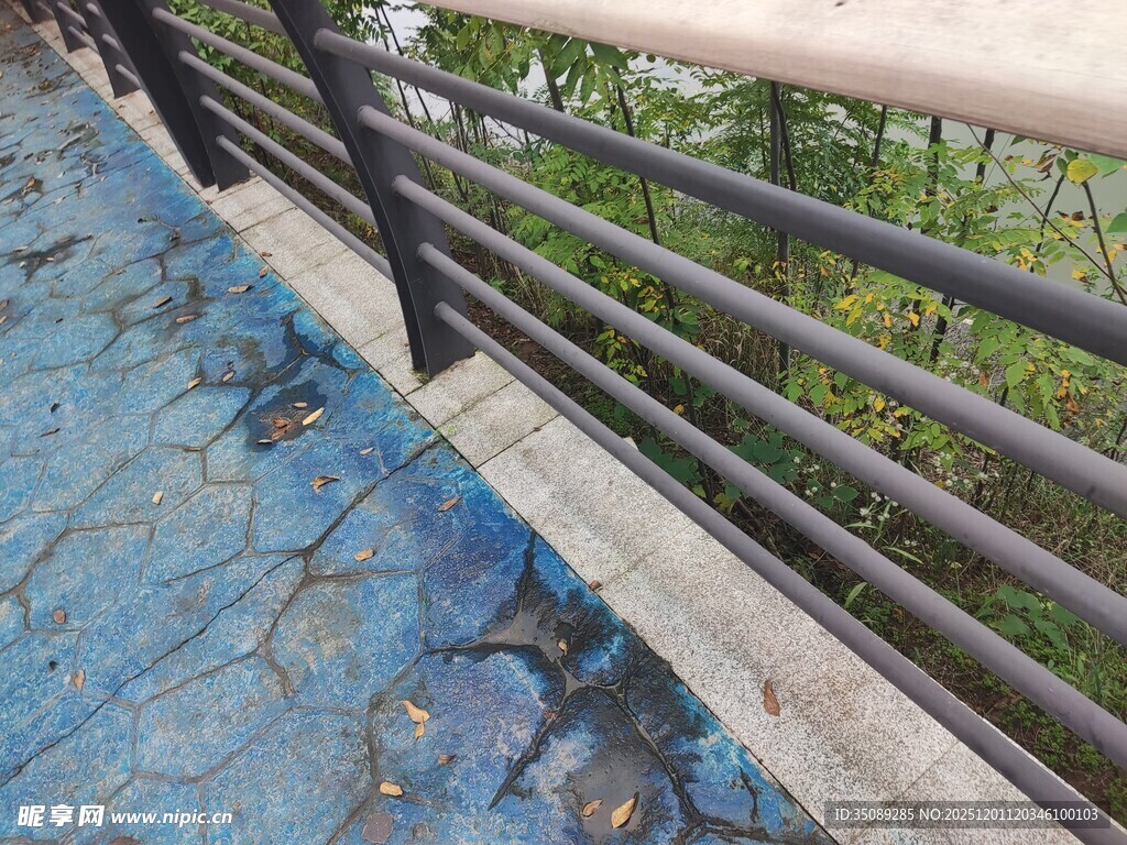 户外铁艺栏杆与碎石地面