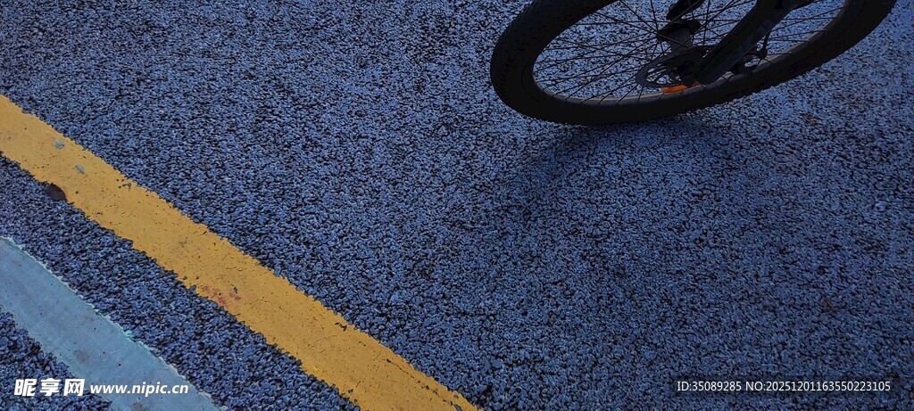 自行车轮下的道路标线